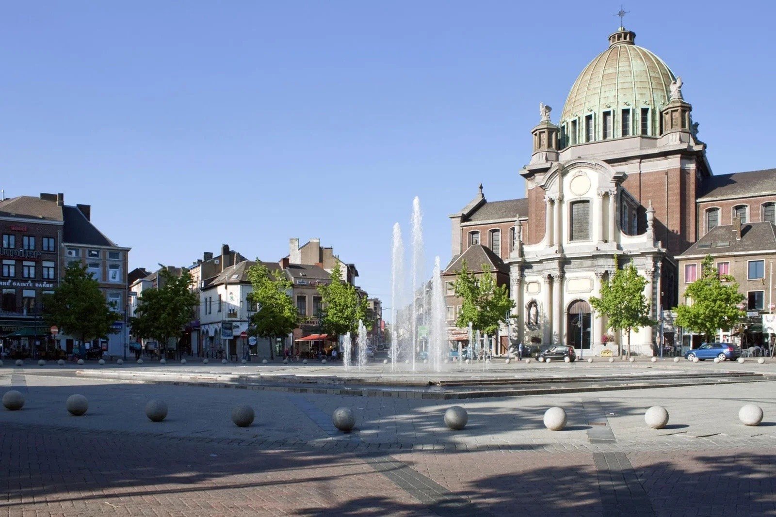 La place Charles II et l'église Saint-Christophe, au centre de Charleroi